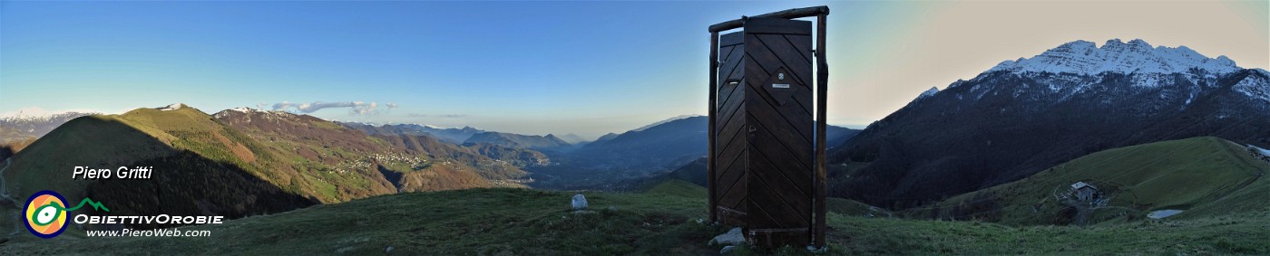 94 Alla 'Porta del Pallio' con vista in Resegone e Valle Imagna.jpg